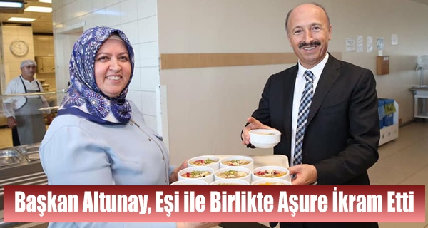 Başkan Altunay, Eşi ile Birlikte Aşure İkram Etti