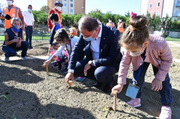 Başkan Çalık, Çocuklarla Kışlık Fide Dikti
