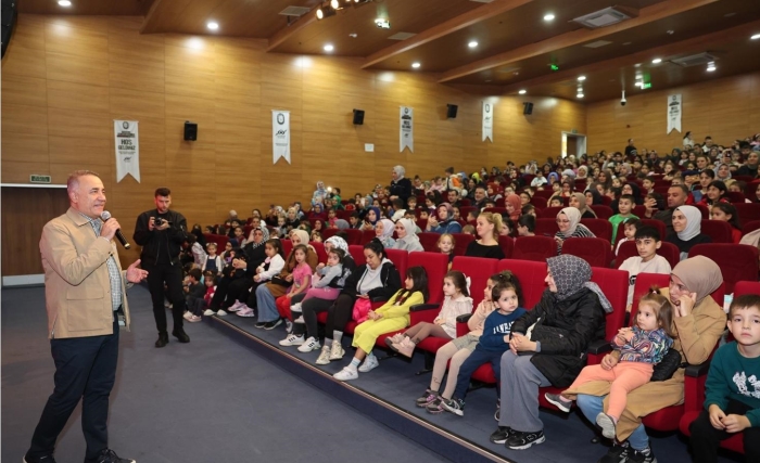 Başkan Dursun, Birlikte Tiyatro İzlediği Çocukların Mutluluklarına Ortak Oldu