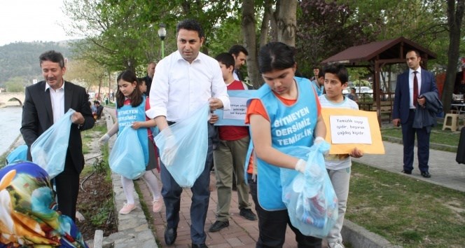 Başkan kravatını çıkardı, çöp topladı