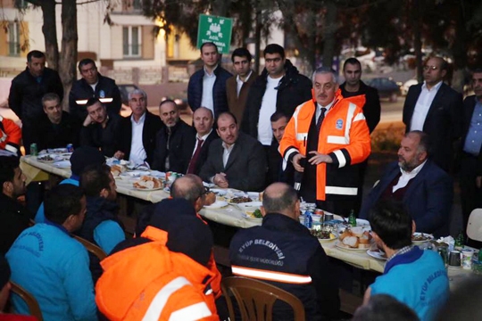 Başkan Remzi Aydın, temizlik personeli ile yemekte buluştu