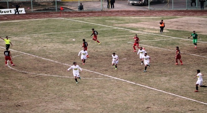 Bayburt  Üç  Puanı  İki  Gol  İle  Aldı