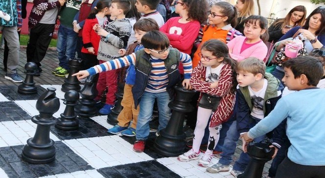 Bayraklı'da  'sokakta  Satranç  Var'  Etkinliği