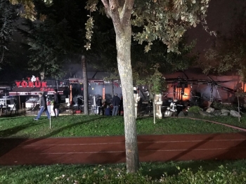 Bayrampaşa’Da Park İçindeki Kafe Alev Alev Yandı
