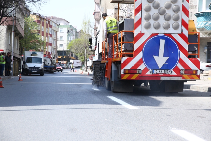 Belediyeden Caddelerde Şerit Çizgisi Çalışması