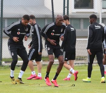 Beşiktaş Ayak Tenisi Oynadı
