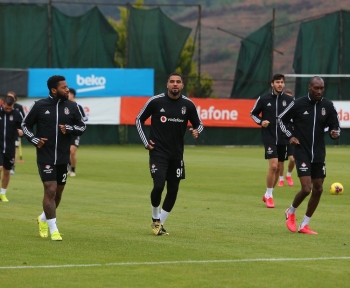 Beşiktaş Sağanak Yağmur Altında Çalıştı
