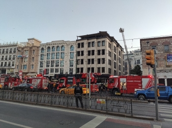 Beyazıt’Ta İnşaat Halindeki Otelde Çıkan Yangın Paniğe Yol Açtı
