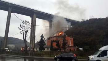 Beykoz’Da Binanın Çatısı Alev Alev Yandı
