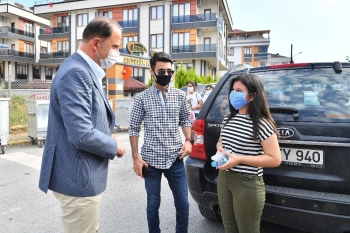 Beylikdüzü Belediyesi Lgs Öncesi Öğrencilere Su Ve Maske Dağıttı
