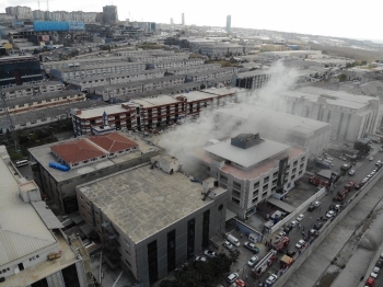 Beylikdüzü’Nde Bir Sanayi Sitesinde Yangın Çıktı. Olay Yerine Sevk Edilen İtfaiye Ekiplerinin Yangına Müdahalesi Sürüyor.
