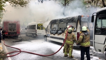 Beylikdüzü’Nde Park Halindeki Servis Aracı Alev Alev Yandı
