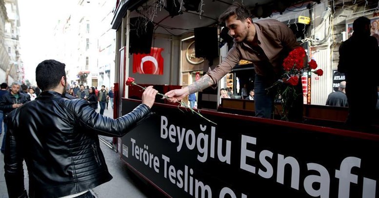 Beyoğlu'nda teröre karanfilli tepki