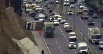 Boya Yüklü Kamyonet E-5’Te Yan Yattı, Yoğun Trafik Oluştu
