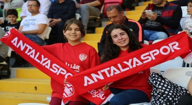 Büyük  Antalyaspor  Derneği  150  Çocuğu  Maça  Götürdü