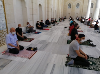 Büyük Çamlıca Camii’Nde Korona Tedbirleriyle Cuma Namazı Kılındı
