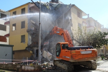 Büyükçekmece’De Ağır Hasarlı 64 Daireli 8 Binanın Yıkım İşlemlerine Başlandı
