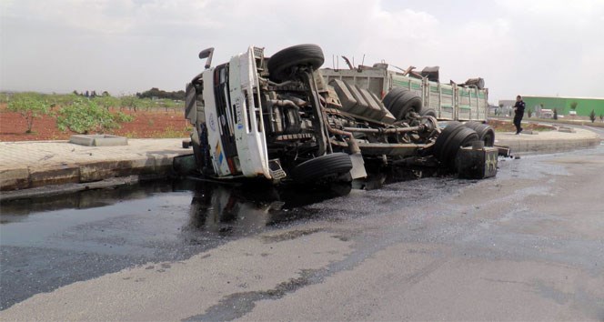 Çalıntı ham petrol taşıyan kamyon devrildi