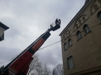 Cami Kubbesine Müdahale Etmeye Çalışan İtfaiyecilerin Zor Anları Kamerada
