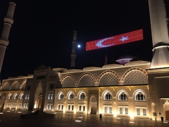 Çamlıca Camii’Nde “Evde Kal Türkiyem” Mahyası
