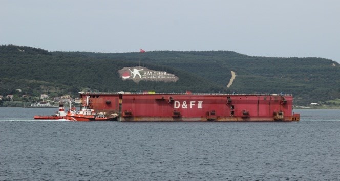 Çanakkale Boğazı'ndan bir dev geçti