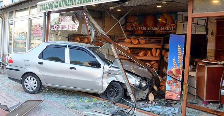 Çanakkale'de otomobil ekmek fırınına girdi: 5 yaralı