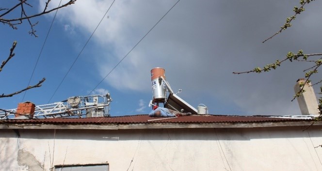 Çatıda boya yaparken elektrik akımına kapılıp öldü