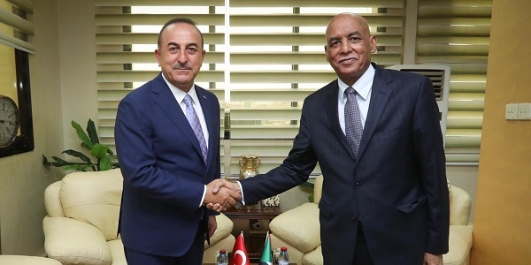 Çavuşoğlu Geçici Sivil Yönetim düzenlemelerini içeren Anayasal Bildiri’nin imza töreni için Sudan’ı ziyaret ediyor.