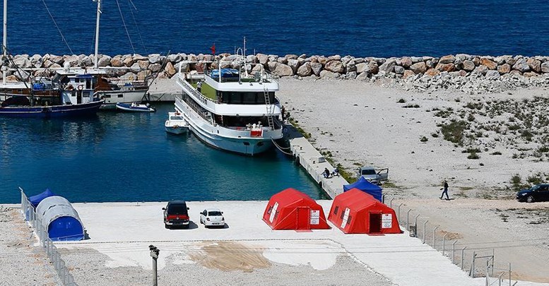 Çeşme'de göçmenler için sağlık kontrol çadırları kuruldu