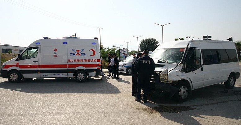 Çevik kuvvet minibüsü kamyonla çarpıştı: 7 polis yaralı