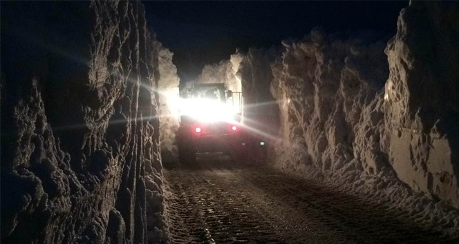 Çığ düşen Van-Bahçesaray yolu ulaşıma açıldı