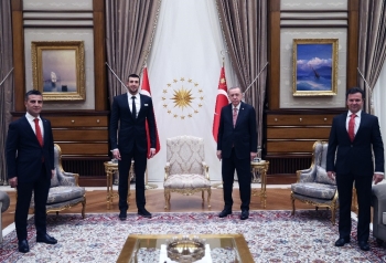 Cumhurbaşkanı Erdoğan, Milli Yüzücü Emre Sakçı‘Yı Kabul Etti
