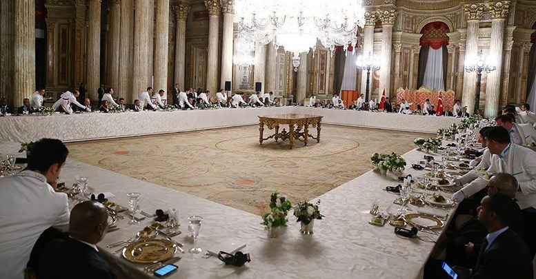 Cumhurbaşkanı Erdoğan İİT Zirvesi konuklarına yemek verdi