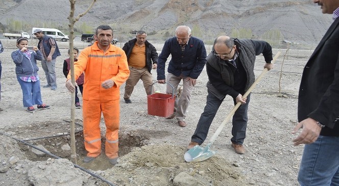 Dap  İdaresi'nden  Uzundere'ye  “kapama  Dut  Bahçesi”  ve  “eğitim  Serası”  Desteği