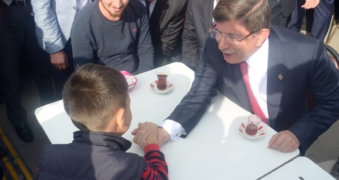 Davutoğlu küçük çocukla bilek güreşi yaptı