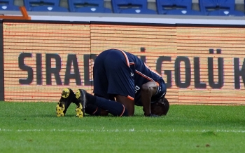 Demba Ba İlk Golünü Attı
