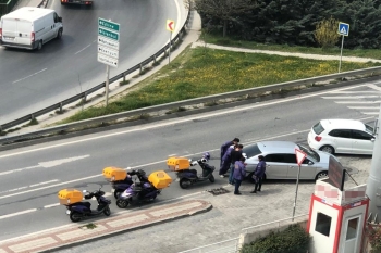 Destek Olacağız Diye Sosyal Mesafeyi Unuttular
