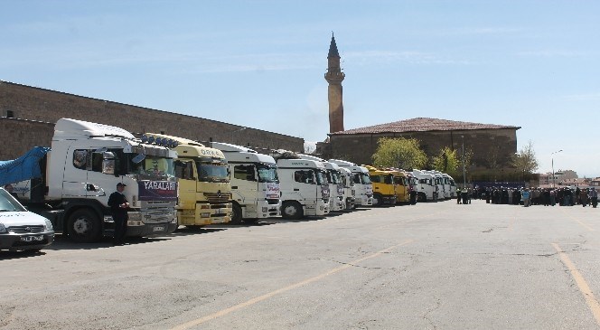 Diyanet  Vakfı  Yardım  Tir'ları  Yola  Çıktı