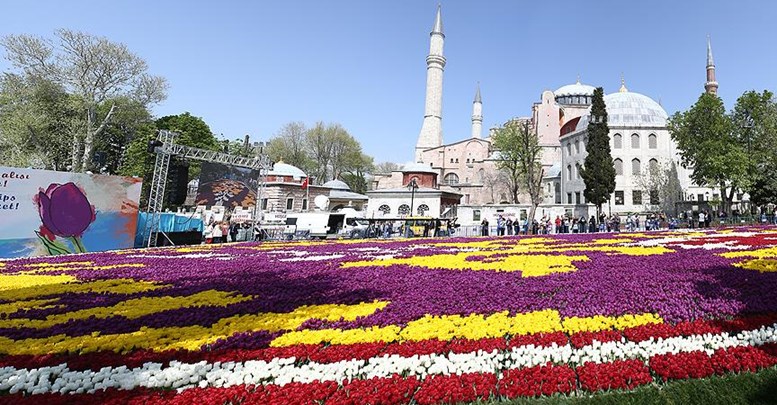 Dünyanın en büyük canlı 'lale halısı' ziyarete açıldı