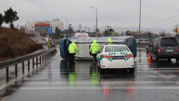 E-5 Karayolunda Yolcu Minibüsü Devrildi: 2 Hafif Yaralı
