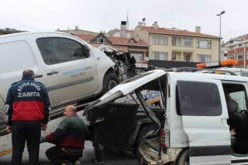 E-5’Te Hızını Ayarlayamadı Önündeki Araca Çarptı : 2 Yaralı
