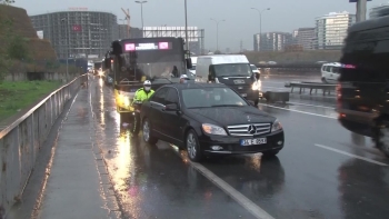 E-5’Te Mahsur Kalan Araçları Polis Ekipleri İterek Kurtardı
