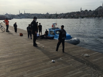 Eminönü’Nde Denizden Erkek Cesedi Çıktı
