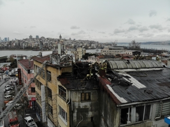 Eminönü’Nde Isınmak İçin Kullanılan Elektrikli Soba Yangın Çıkardı
