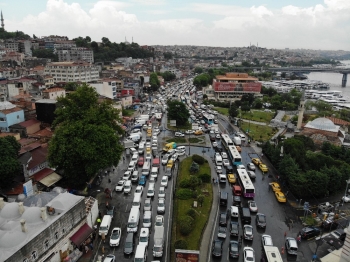 Eminönü’Nde Şiddetli Yağış Sonrası Trafik Kilitlendi
