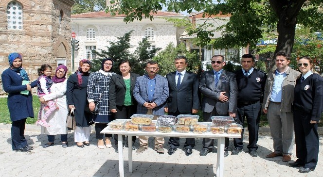 Engelli  Anneleri  Terörle  Mücadele  Eden  Kahramanlara  Börek  Gönderdi