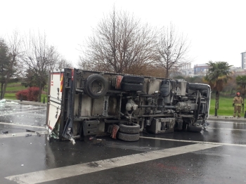 Esenler’De Virajı Alamayan Kamyon Bariyerlere Çarparak Devrildi
