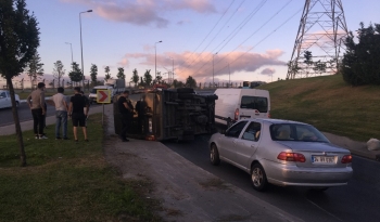 Esenlerde Kargo Minibüsü Devrildi, Sürücü Kazayı Hafif Sıyrıklarla Atlattı
