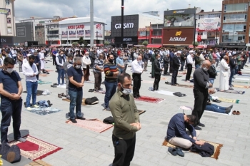 Esenyurt Meydanında Sosyal Mesafeli Cuma Namazı
