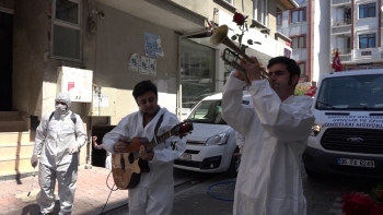 Esenyurt’Ta Annelere Hem Konser Hem Çiçek
